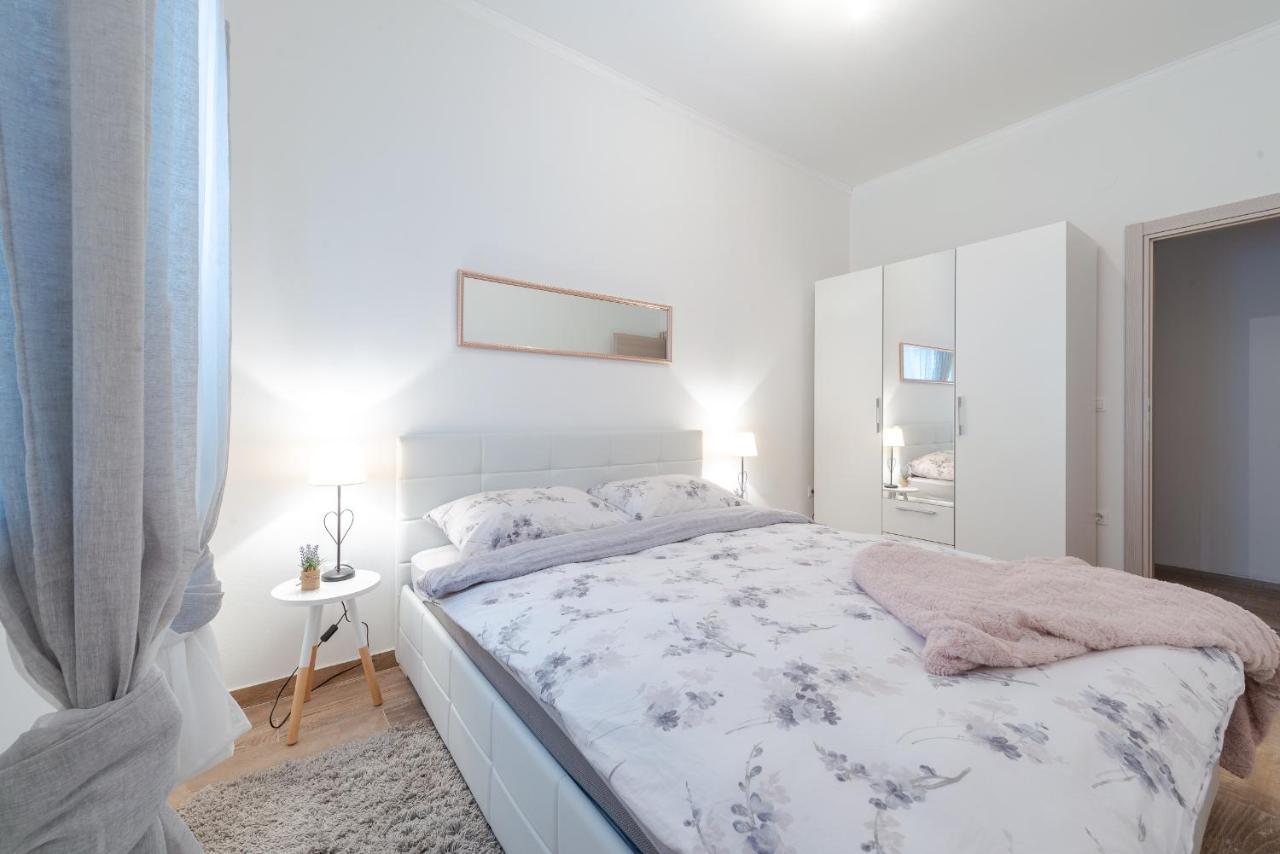 Apartment Dora *