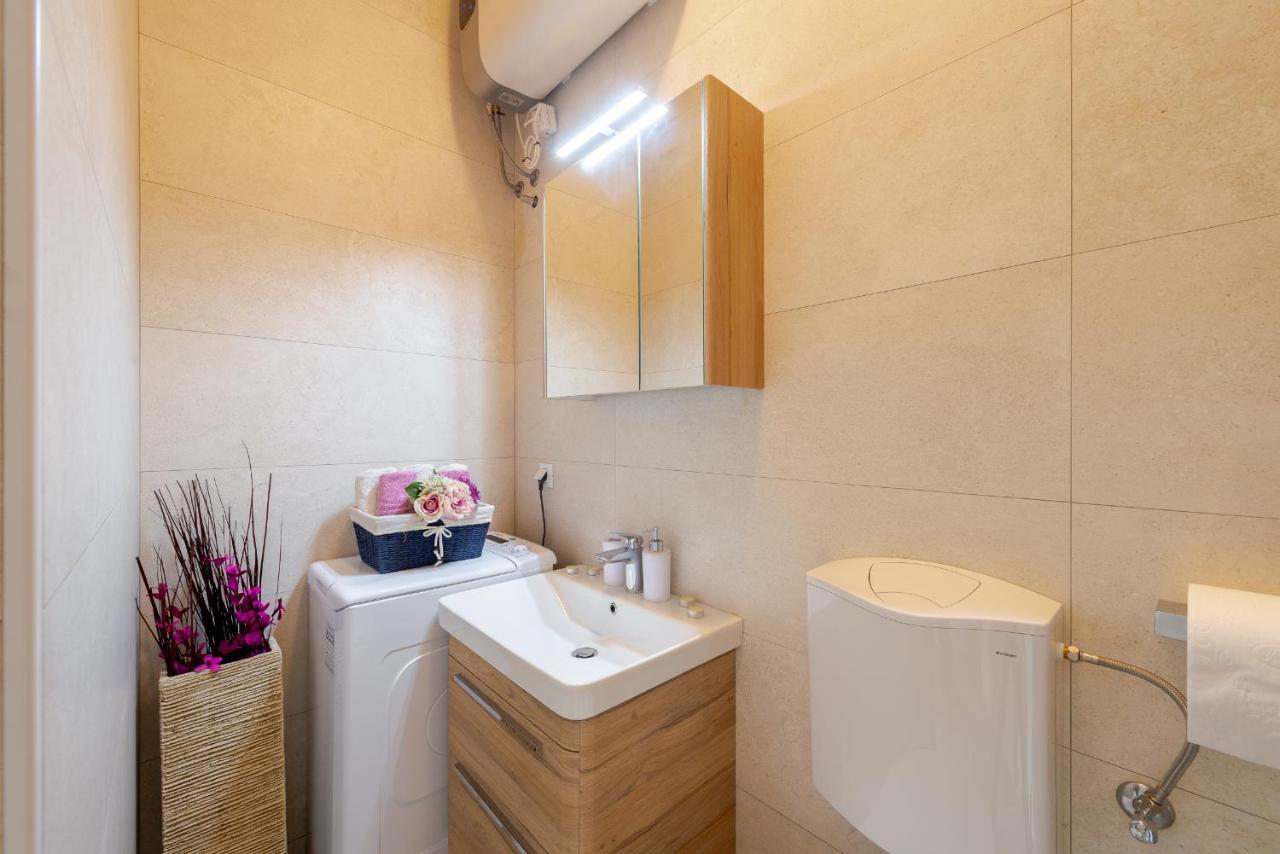Dora Apartment