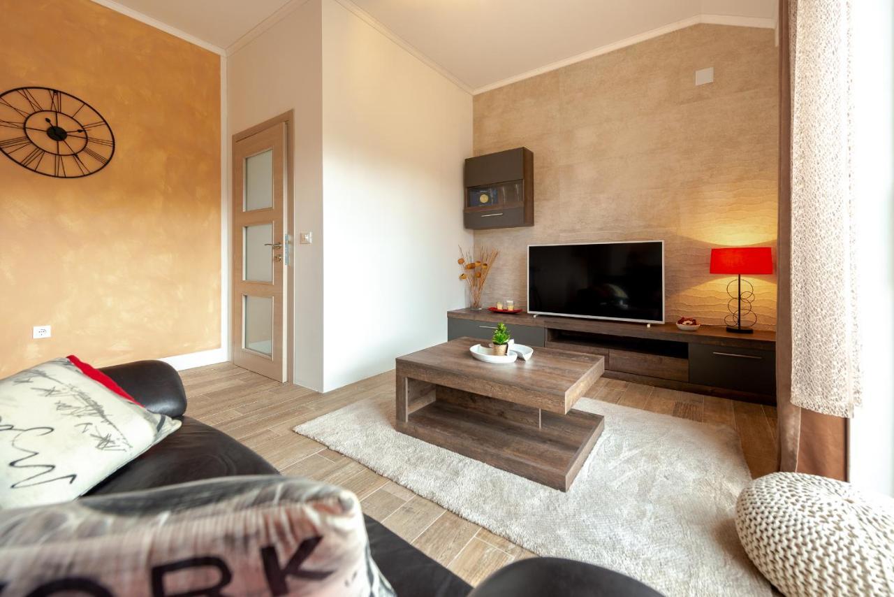 Apartment Dora *