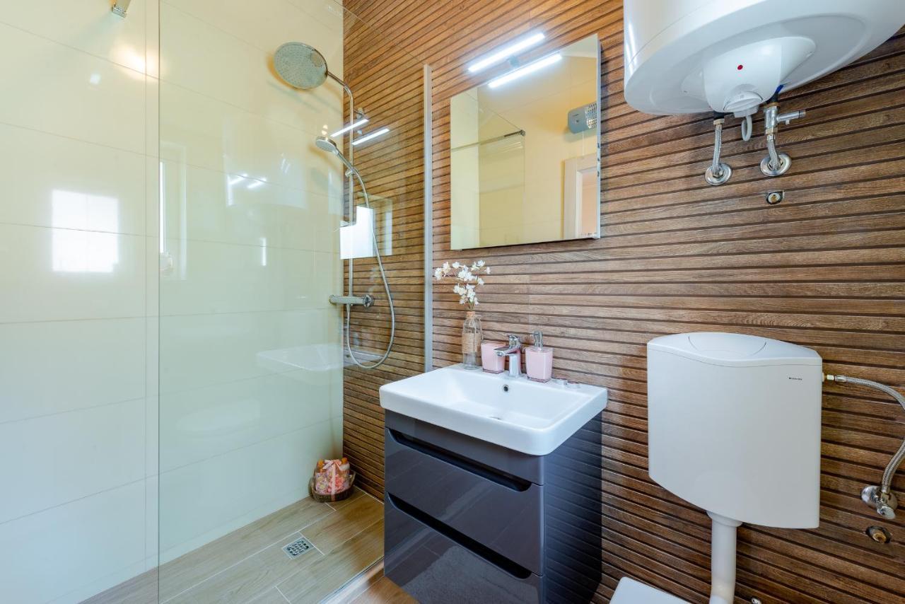 Dora Apartment *