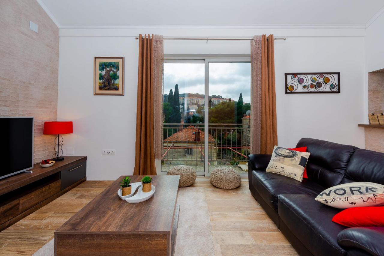 Dora Apartment *